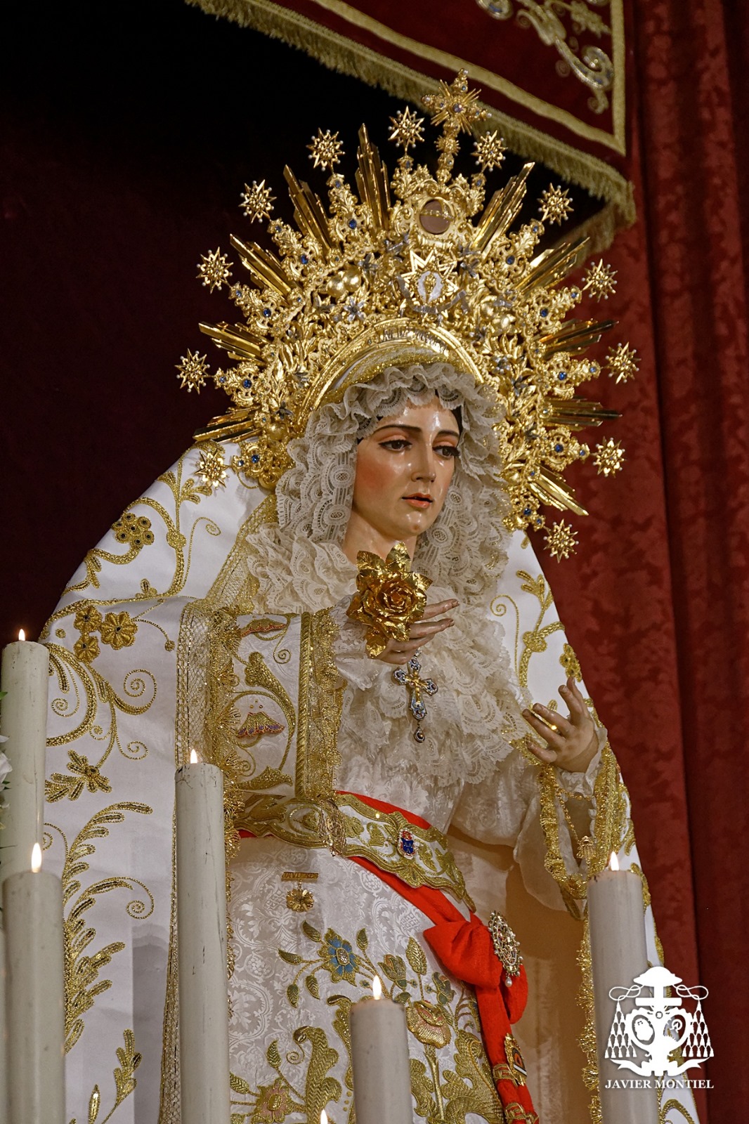 Nuevo manto de vistas para la Virgen de la Aurora