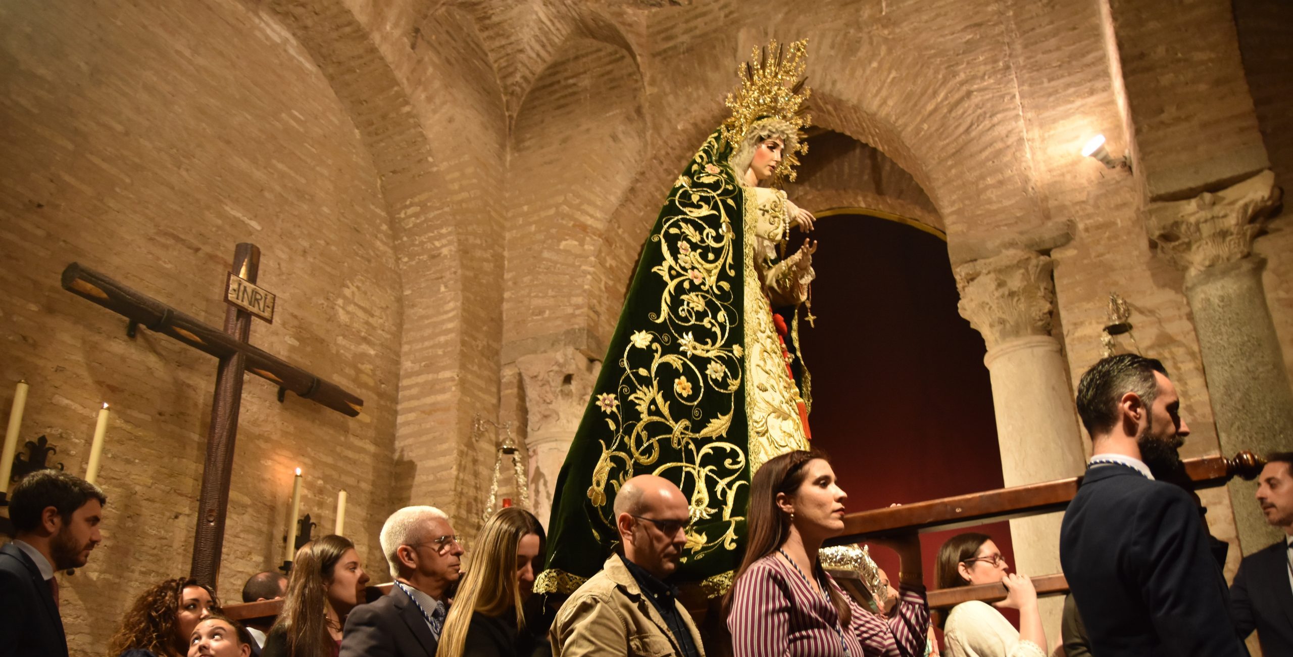 Traslado al paso de Nuestra Señora de la Aurora